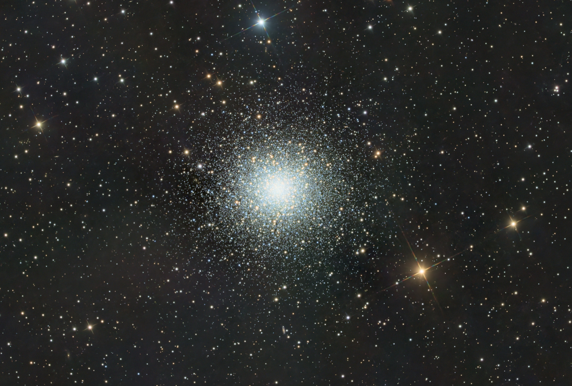 Messier 13 ist der hellste Kugelsternhaufen am Nordhimmel und wurde schon 1714 von dem englischen Astronomen Sir Edmond Halley entdeckt.